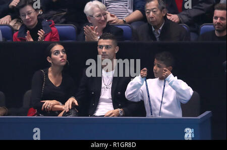Cristiano Ronaldo (Mitte) mit Freundin Georgina Rodriguez und Sohn Cristiano Ronaldo Junior in Der steht bei Tag zwei Der Nitto ATP-Finale in der O2 Arena in London. Stockfoto