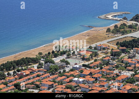 Stratoni, Griechenland - 27. Juni 2011: Ägäis Küste der Halbinsel Chalkidiki in Stratoni, Griechenland. Stockfoto