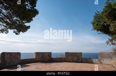 Capri, Italien. Blick auf das Mittelmeer von der Insel Capri, die Bucht von Neapel, Süditalien. An einem klaren Tag im Spätsommer fotografiert. Stockfoto