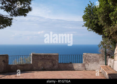 Capri, Italien. Blick auf das Mittelmeer von der Insel Capri, die Bucht von Neapel, Süditalien. An einem klaren Tag im Spätsommer fotografiert. Stockfoto