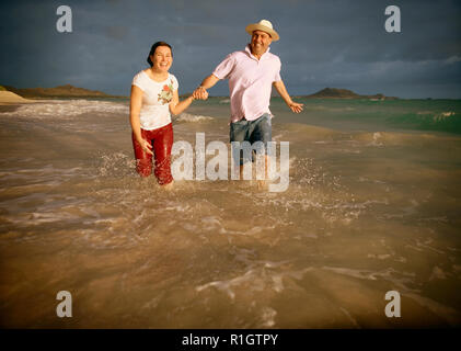 Vorderansicht eines Pier über einen ruhigen Fluss. Stockfoto