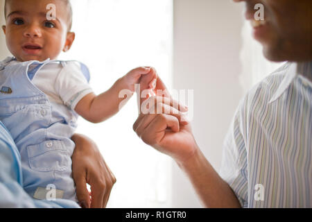 Vater Hand in Hand mit seinem jungen Sohn. Stockfoto