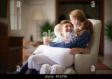 Portrait von einer älteren Dame mit ihrer Tochter. Stockfoto