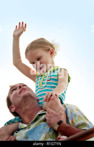 Junge Mädchen immer eine Schulter Fahrt von ihrem Vater. Stockfoto