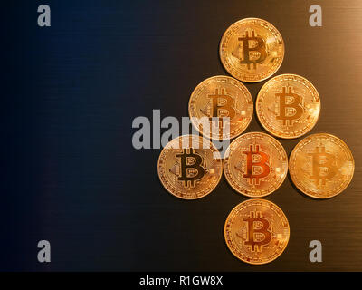 Tannenbaum aus Gold Bitcoins. Weihnachten Geschenk crypto Währung Ausgabe Stockfoto