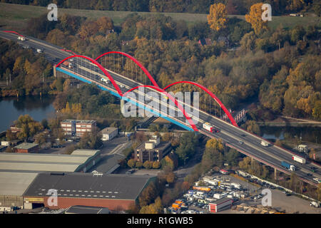 Luftaufnahme, Emscher, Doppel autobahnbrücken an der Grenze Bottrop Essen, Autobahn A2, Brücken ersetzt werden muss, rot Bogenbrücke, neue Nahrung, Bot Stockfoto