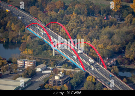 Luftaufnahme, Emscher, Doppel autobahnbrücken an der Grenze Bottrop Essen, Autobahn A2, Brücken ersetzt werden muss, rot Bogenbrücke, neue Nahrung, Bot Stockfoto