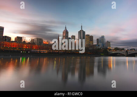 Blick über den Fluss Yarra zu Melbournes CBD in der Abenddämmerung. Stockfoto