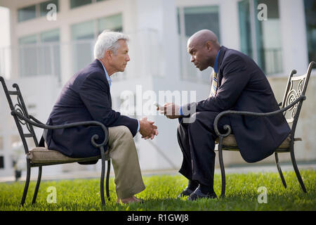 Zwei Geschäftsleute in einer Diskussion außerhalb. Stockfoto