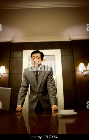 Mitte - Erwachsene Geschäftsmann eine Präsentation an die Kollegen in einem Raum. Stockfoto