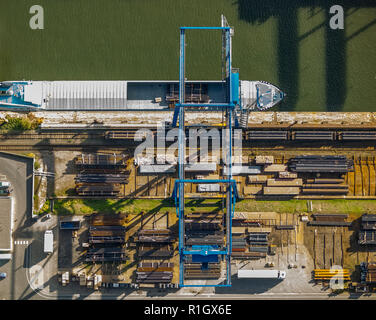 Luftaufnahme, Rohr, laden auf einem Frachtschiff, Duisport, Duisburg Hafen, Logistik, Güterverkehr, Güter übertragen, Binnenschifffahrt, Kasslerfeld, Duisburg Stockfoto