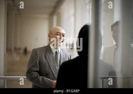 Ältere Erwachsene Geschäftsmann Gespräche mit Kollegen im Büro. Stockfoto