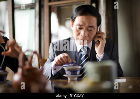 Mitte der erwachsene Mann mit Kaffee in einem Café. Stockfoto