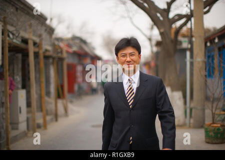 Porträt einer Mitte - Erwachsene Geschäftsmann entlang einer Straße. Stockfoto