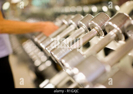 Auswahl an Hanteln in einem Fitnessstudio. Stockfoto