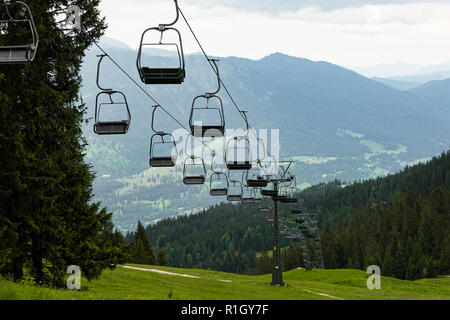 Skilift in den Bayrischen Alpen, in der Nähe der Ortschaft Garmisch-partenkirchen in Deutschland Stockfoto