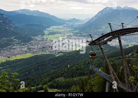 Seilbahn in den bayrischen Alpen, in der Nähe der Ortschaft Garmisch-partenkirchen in Deutschland Stockfoto