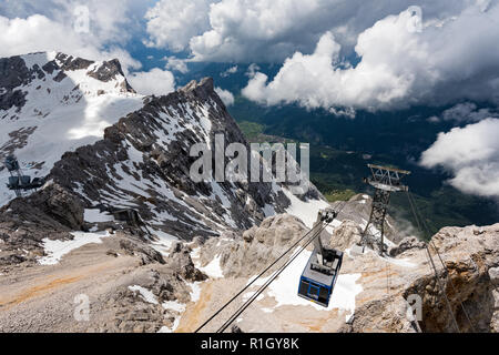 Seilbahn in den bayrischen Alpen, in der Nähe der Ortschaft Garmisch-partenkirchen in Deutschland Stockfoto