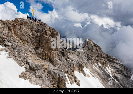 Blick auf den Gipfel der Zugspitze, dem höchsten Berg der Bayrischen Alpen und die Heimat von drei Gletschern und Deutschlands höchstem Skigebiet. Stockfoto