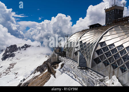 Ein Teil der Anlagen auf der Zugspitze, dem höchsten Berg im Land, in dem drei Gletscher und Deutschlands höchsten Skigebiet. Stockfoto