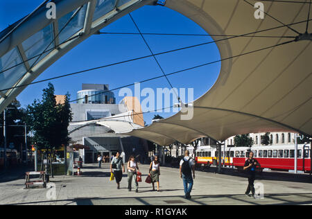 Wien, Urban-Loritz-Platz mit Membrandach und Hauptbibliothek Stockfoto