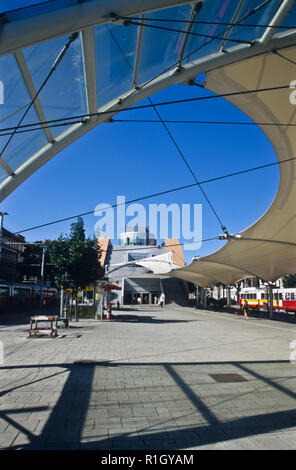Wien, Urban-Loritz-Platz mit Membrandach und Hauptbibliothek Stockfoto