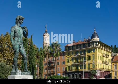 Promenade du Paillon, mit Statue Le David de Michel Angelo, im Hintergrund der Turm des Klosters St. Francois, La tour Saint-François à Nice, Vielle Vi. Stockfoto