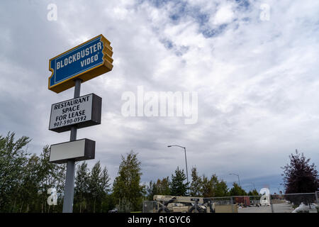 12. AUGUST 2018 - FAIRBANKS ALASKA: äußeres Zeichen von einer schließenden Blockbuster Video in seiner endgültigen Liquidation Tage. Stockfoto