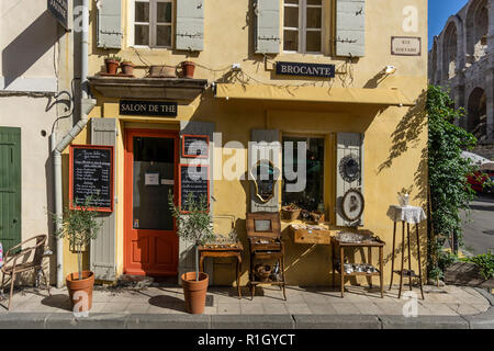 Salon de Die, Antiquariate, Rue Voltaire, Arles, Provence Stockfoto