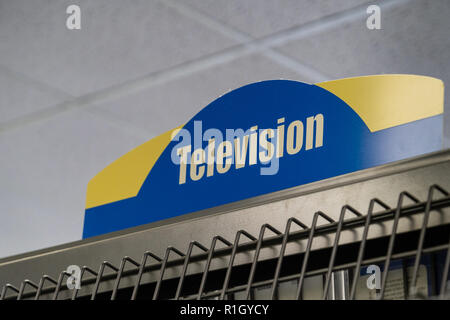 12. AUGUST 2018 - FAIRBANKS ALASKA: Beschilderung für das Fernsehen DVD-Serie und setzt innerhalb einer schließen Blockbuster Video in seiner endgültigen Liquidation Tage. Stockfoto