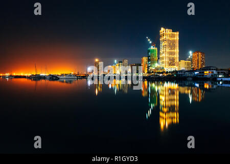 Klare nacht Skyline von Manila City und die Bucht von Manila, Philippinen Stockfoto