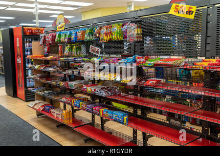 12. AUGUST 2018 - FAIRBANKS ALASKA: Snacks und Süßigkeiten gang Anzeige innerhalb eines schließen Blockbuster Video in seiner endgültigen Liquidation Tage. Stockfoto