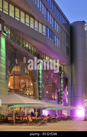 Wien, Überbauung Stadtbahnbögen Nussdorf, Architektin Silja Tillner 2007, Gasthaus Brandauer Stockfoto