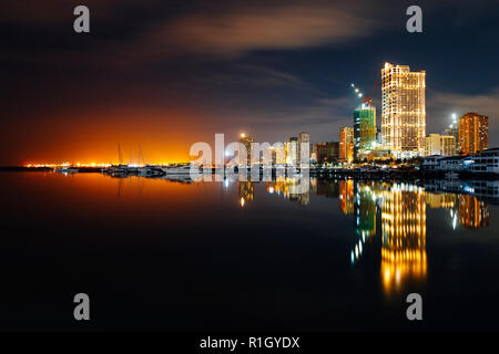 Night Skyline von Manila City und die Bucht von Manila, Philippinen Stockfoto