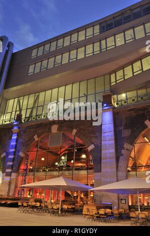 Wien, Überbauung Stadtbahnbögen Nussdorf, Architektin Silja Tillner 2007, Gasthaus Brandauer Stockfoto