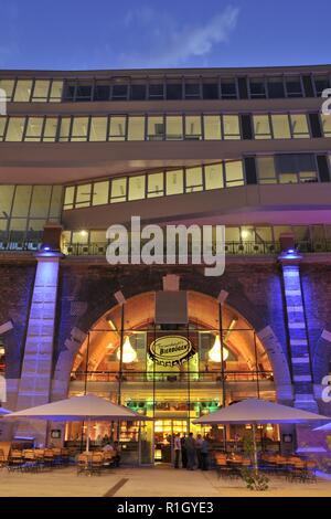 Wien, Überbauung Stadtbahnbögen Nussdorf, Architektin Silja Tillner 2007, Gasthaus Brandauer Stockfoto