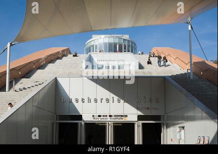 Wien, Urban-Loritz-Platz mit Membrandach und Hauptbibliothek Stockfoto