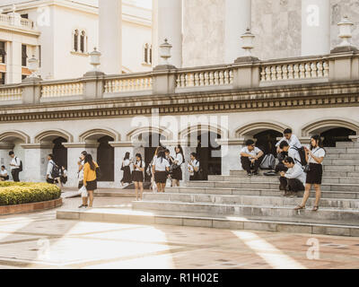 Samut Prakan, Thailand - 12. November 2018: Die thailändischen Studenten in Annahme Universität Bangna Campus auf den Bus warten Stockfoto