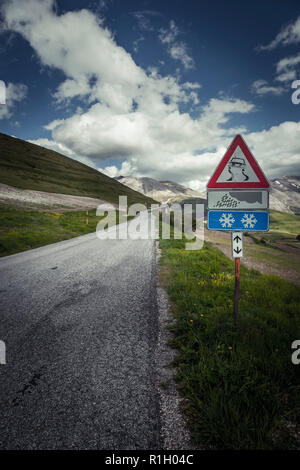 Ein strassenrand Schild warnt die Autofahrer von potenziellen Schnee und Regen auf einem hohen Berg Straße in die Sibillinischen Berge, direkt über dem Piano Grande Stockfoto