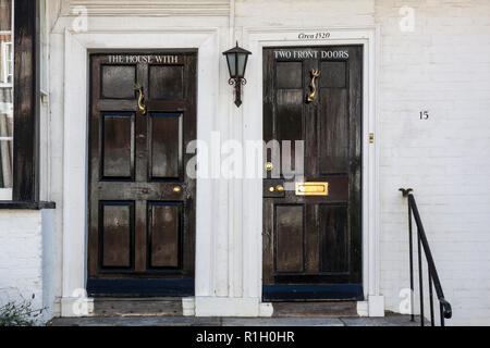 Interessante Beschreibung auf zwei vordere Türen in Rye, East Sussex. Stockfoto