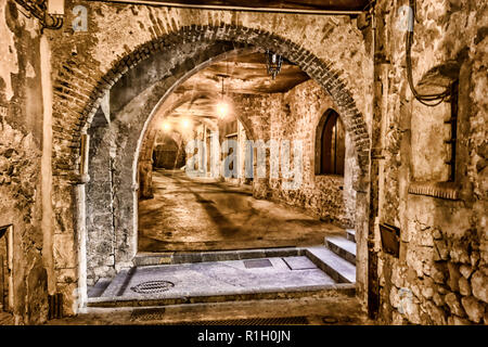 Rue Obscure (Dark Passage) Datring aus dem 13. Jahrhundert, Villefranche Sur Mer, Côte d ' Azur, Côte d ' Azur, Provence, Frankreich Stockfoto