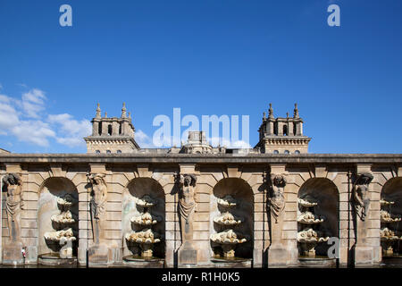 Eine Reihe von kunstvoll geschnitzten Stein Brunnen auf dem Gelände von Blenheim Palace mit dem Dach des Palastes gerade sichtbar darüber hinaus. Stockfoto