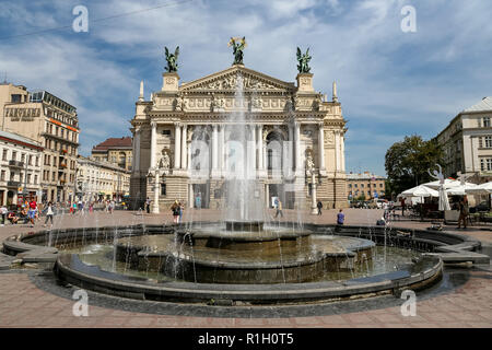 Lemberg, Ukraine - Juli 11, 2018: Teich und Lemberger Oper in Lemberg Stadt Stockfoto