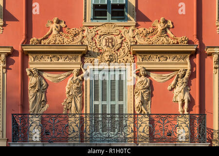 Balkon Quai de Docs, schöne, alte Vieux Port, Hafen, French Riviera, Cote d'Azur, Frankreich Stockfoto