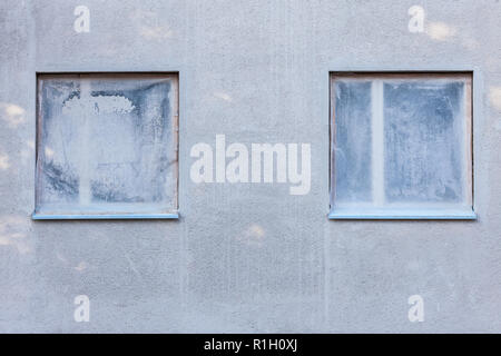 Haus Renovierung Fenster mit Plastikfolie geschützt Stockfoto