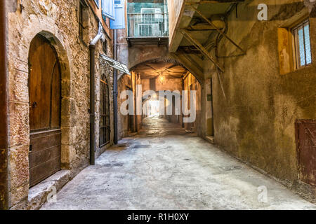 Alte Häuser entlang der schmalen Straße mit Kopfsteinpflaster in der mittelalterlichen Stadt Villefranche-sur-Mer an der Französischen Riviera, Frankreich Stockfoto