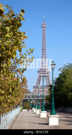 Der Eiffelturm vom südlichen Ufer der Seine gesehen Stockfoto
