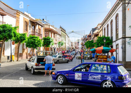 Ein klassisches Auto Rallye durch die Hauptstraße, Teror Gran Canaria, Kanarische Inseln Stockfoto