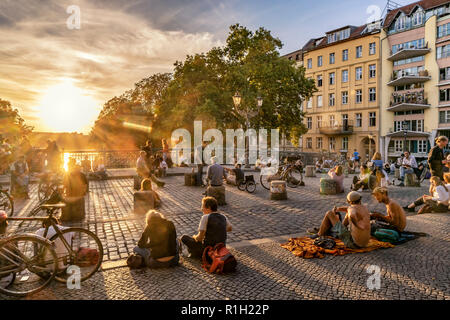 Menschen entspannend im Admirals Brücke im Sommer, Sonnenuntergang, Landwehrkanal, Kreuzberg, Berlin, Deutschland Stockfoto