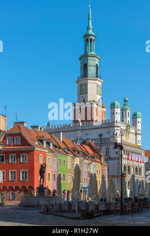 Poznan Marktplatz, Blick auf den Fisch Verkäufer Häuser und das Renaissance Rathaus auf dem Marktplatz (Stary Rynek), Posen, Polen. Stockfoto